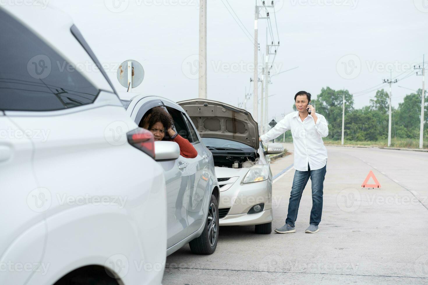 asiático hombres conductor cheque para dañar después un coche accidente antes de tomando imágenes y enviando seguro. en línea coche accidente seguro Reclamación después sumisión fotos y evidencia a un seguro compañía.