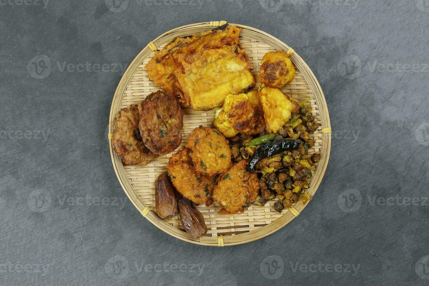 iftar set Piaju pakora beguni black chickpeas ghugni potato chop dates snack fried food photo