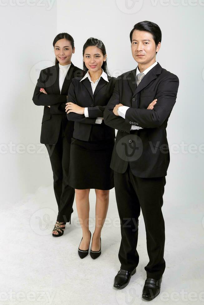joven asiático masculino hembra vistiendo negocio oficina traje estar Mira a cámara cruzar mano foto