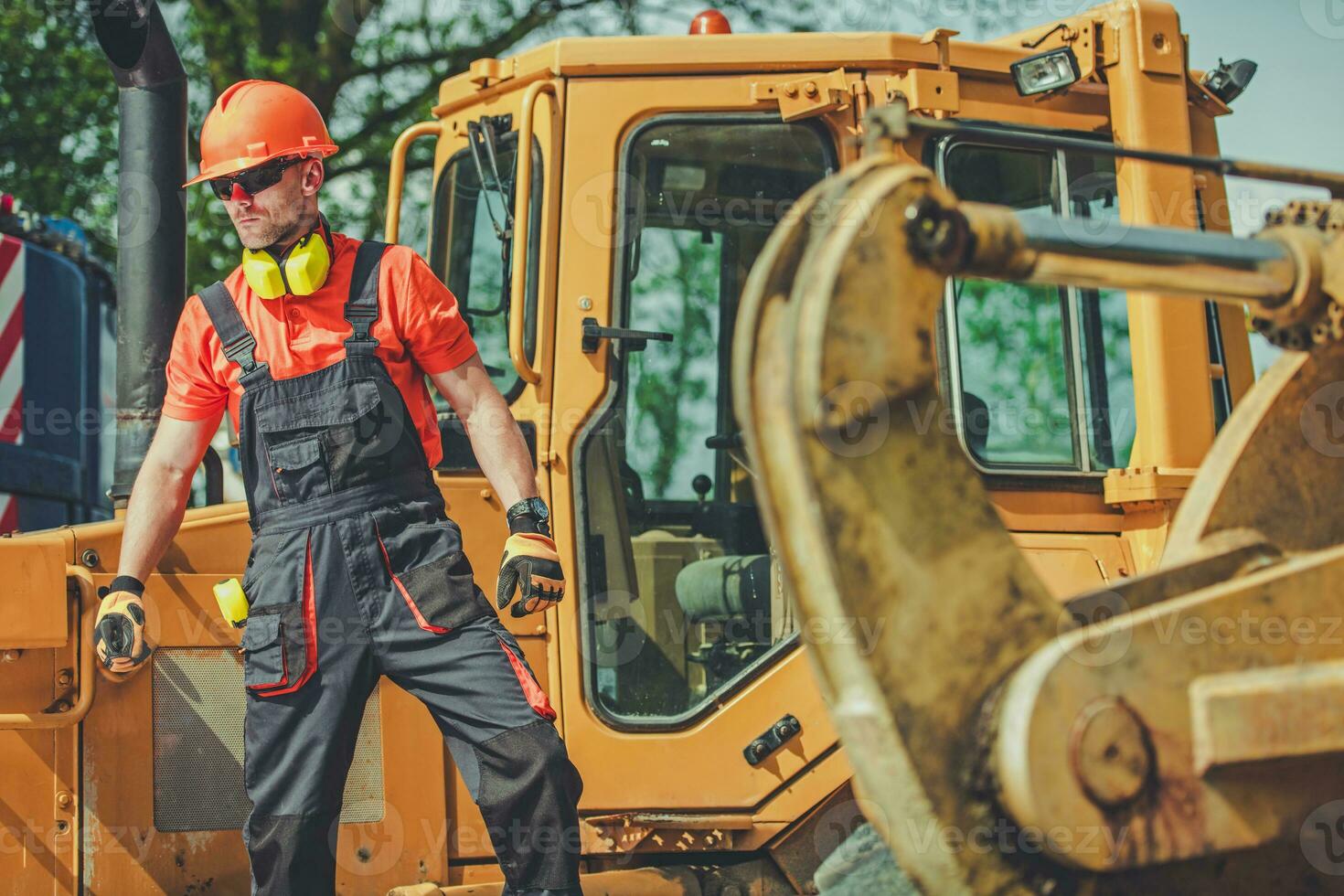 masculino trabajador en comercial trabajo sitio. foto