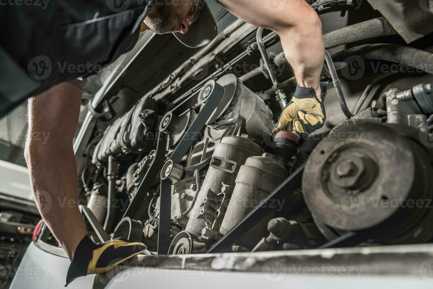 auto mecánico reparando autobús motor. foto