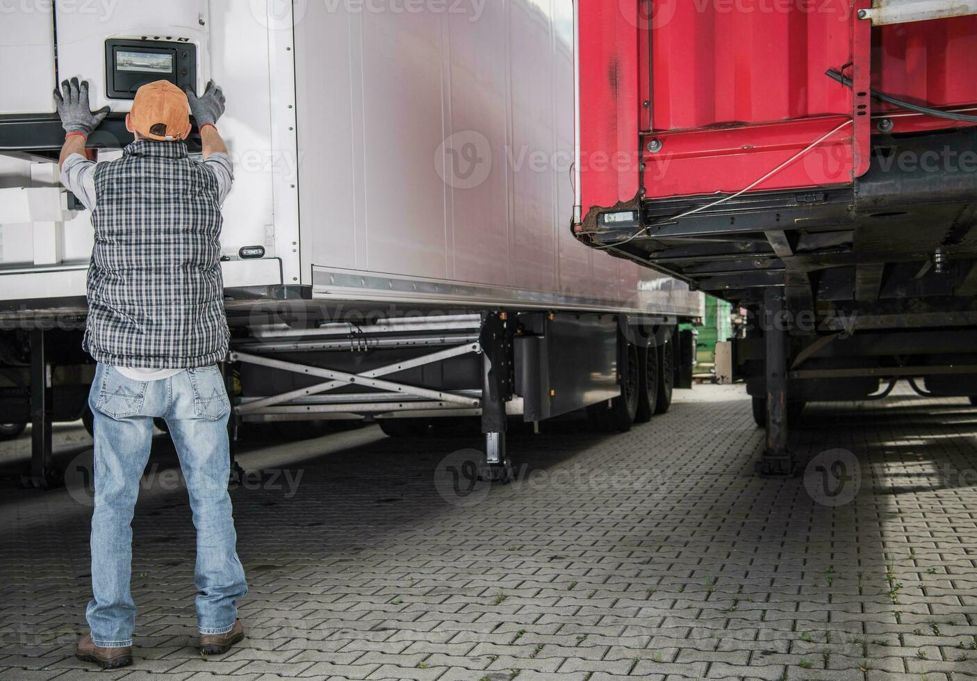 Semi Truck Refrigerated Semitrailer Cargo Temperature Check photo