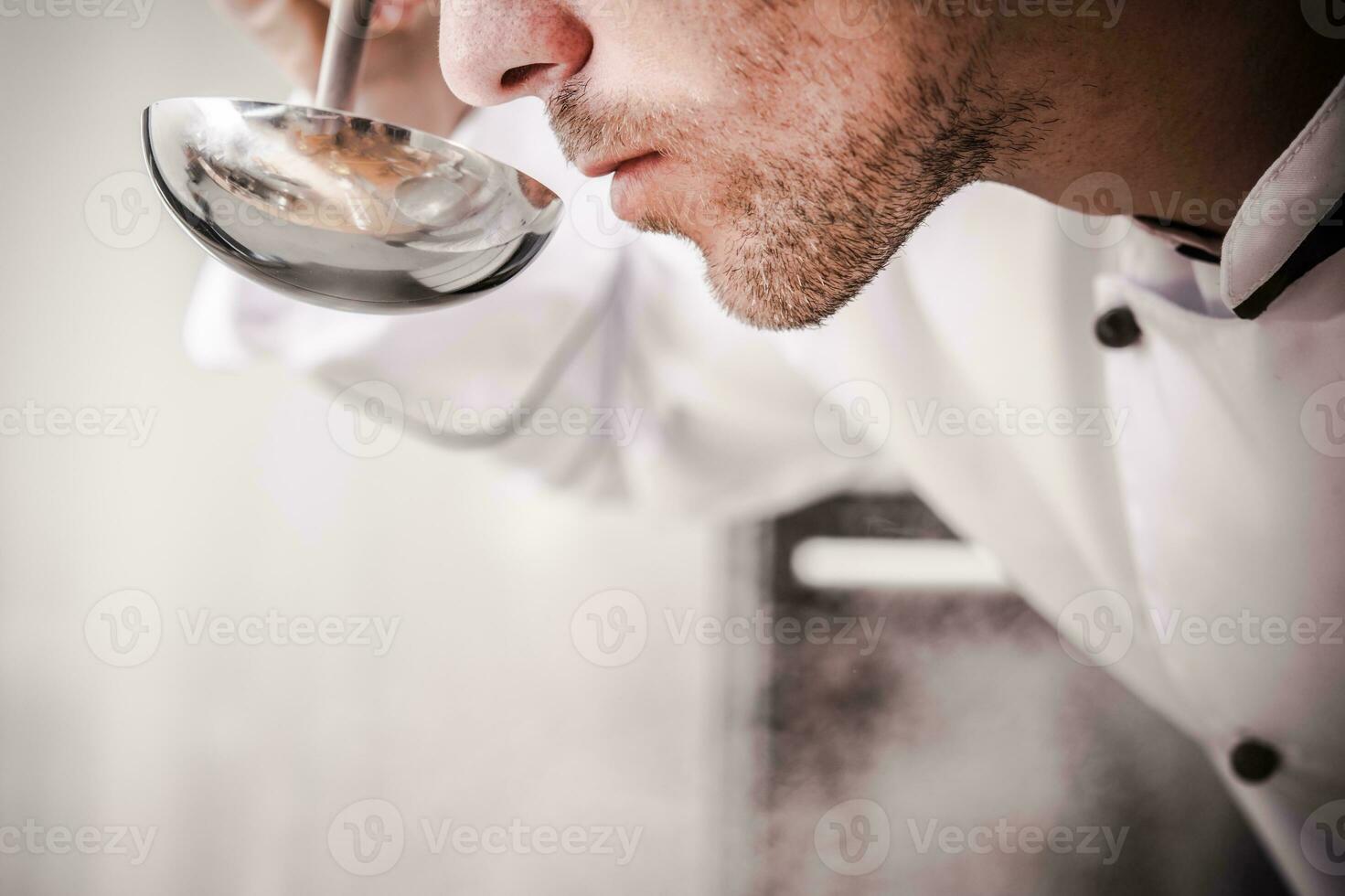 cocina cocinero oliendo sopa foto