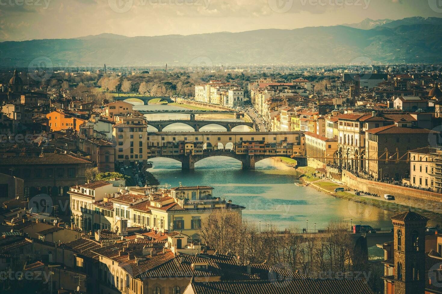 paisaje urbano de florencia Italia con montaña rango. foto