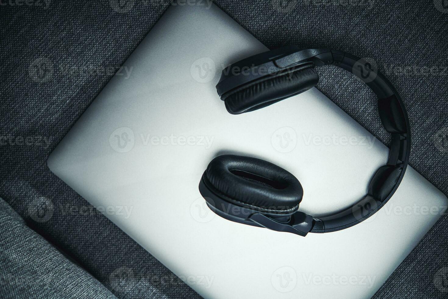 inalámbrico auriculares en parte superior de ordenador portátil computadora. foto