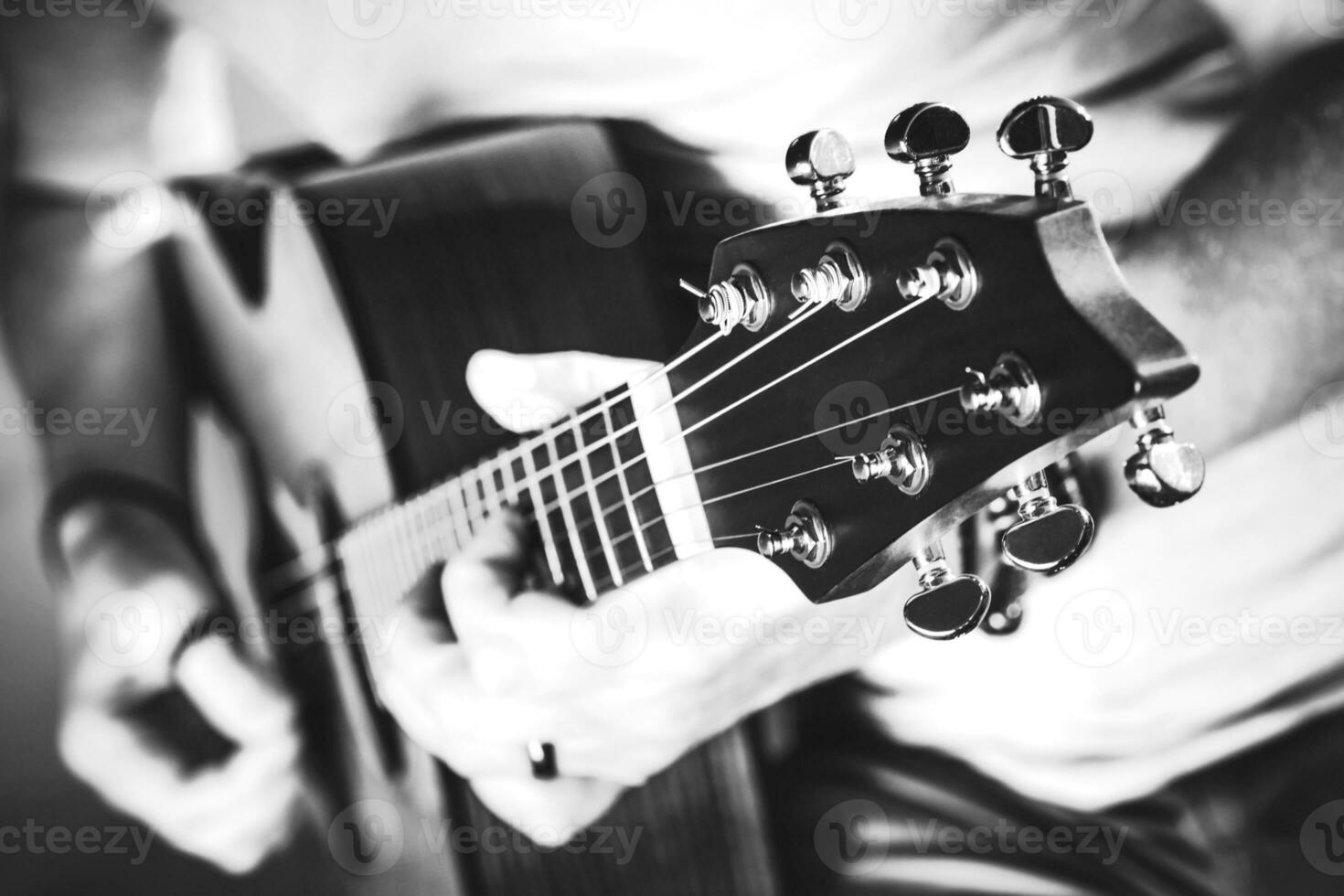 escala de grises guitarra actuación foto