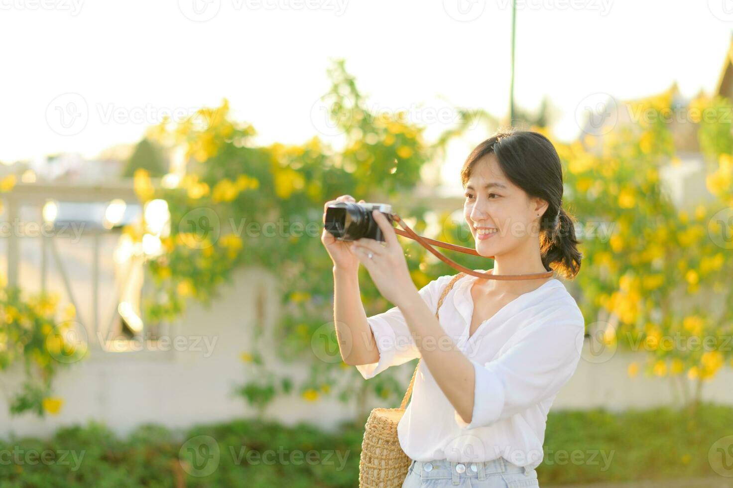 retrato de asiático mujer viajero utilizando cámara a calle de bangkok, tailandia Asia verano turismo vacaciones concepto foto