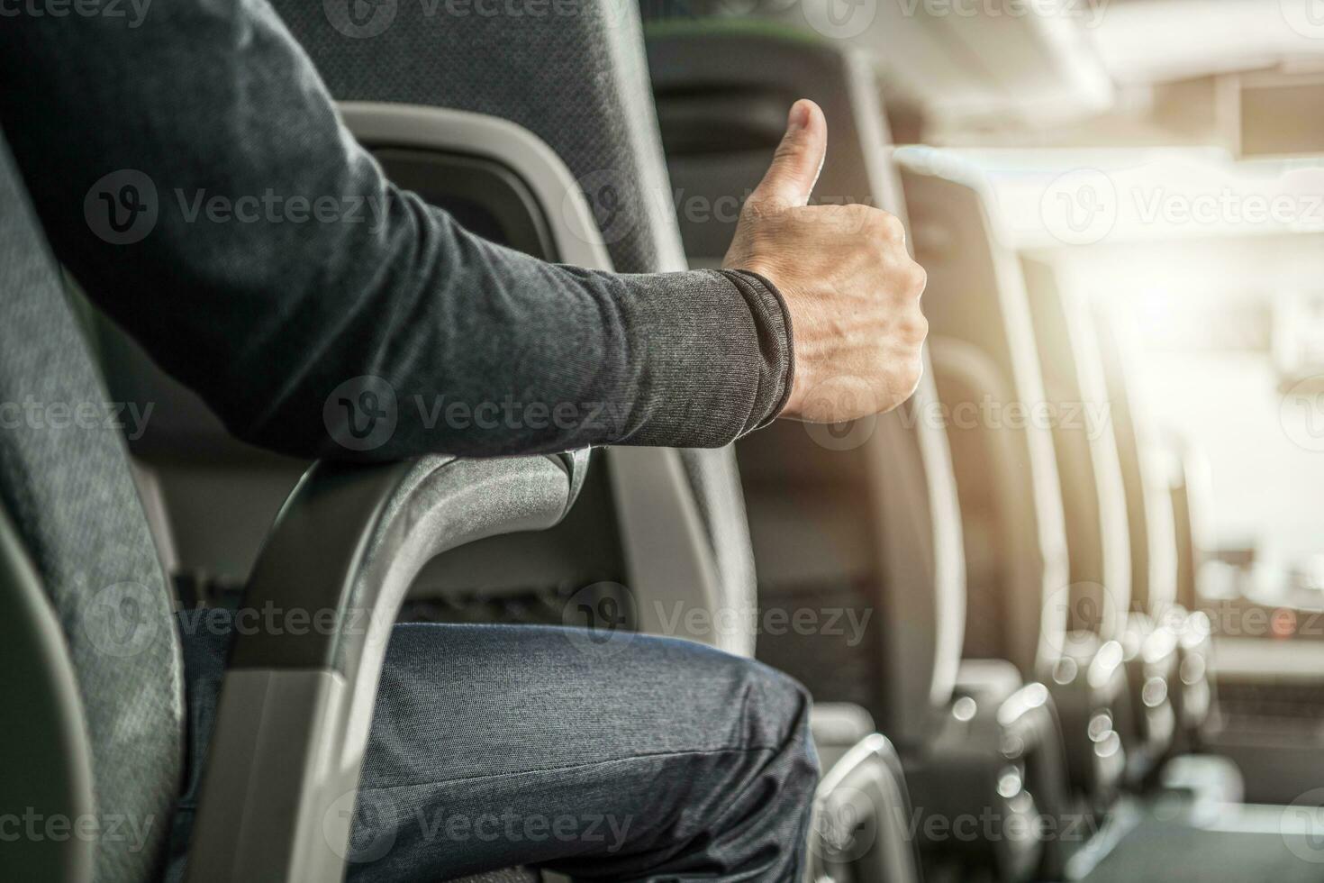 público transporte pasajero demostración su pulgar arriba foto