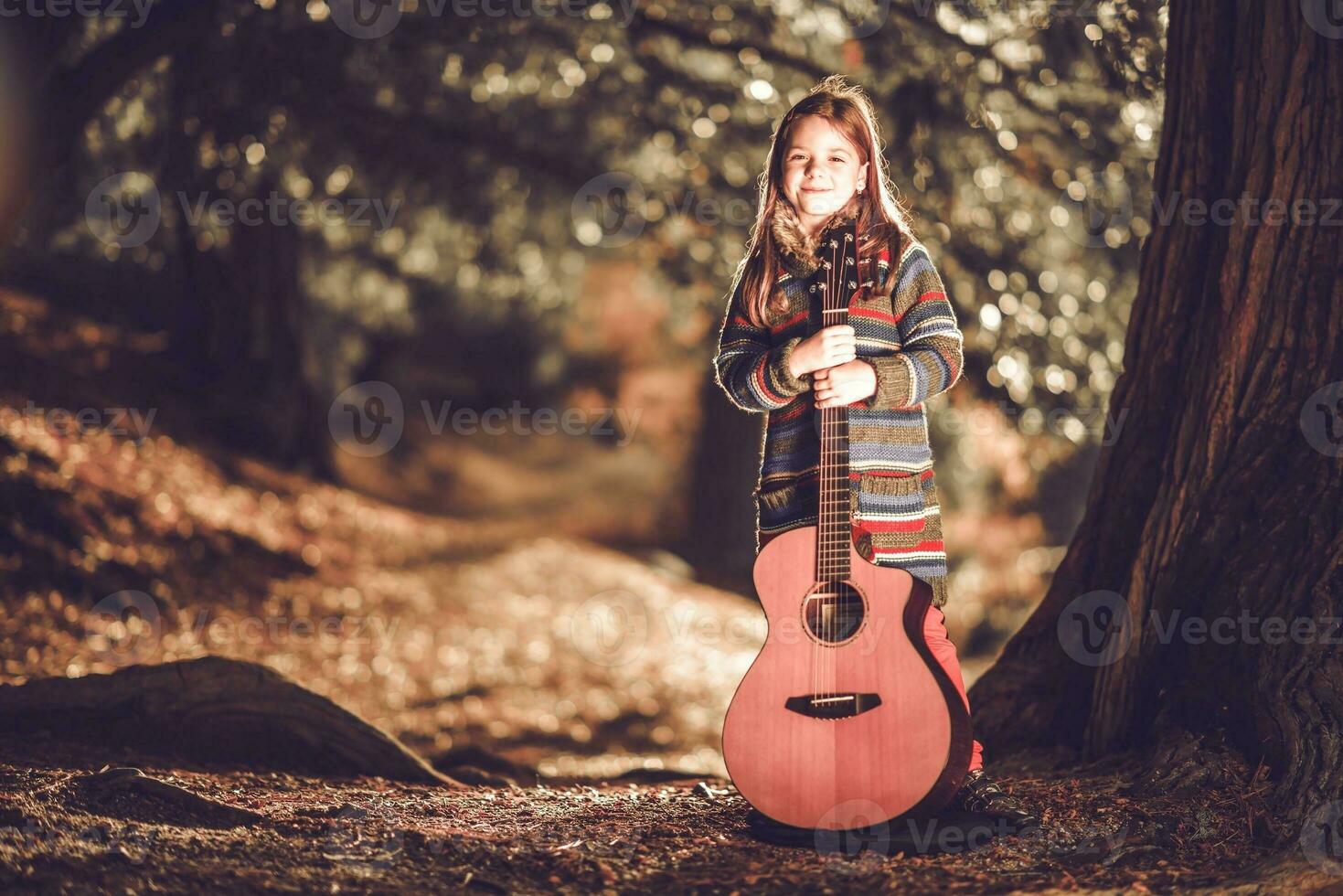 niña y guitarra en el parque foto