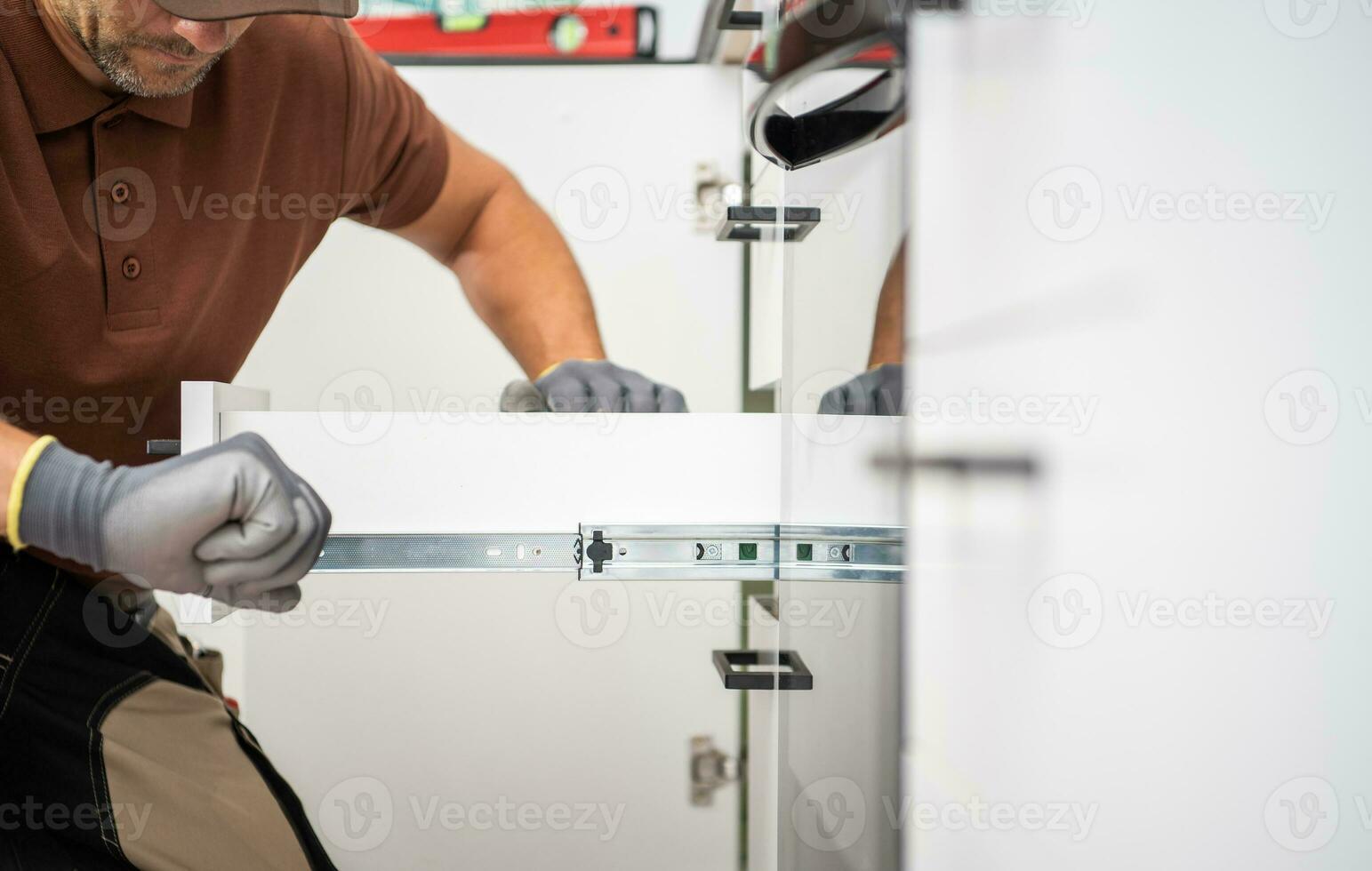 personal de mantenimiento instalando extraer cocina estantería foto