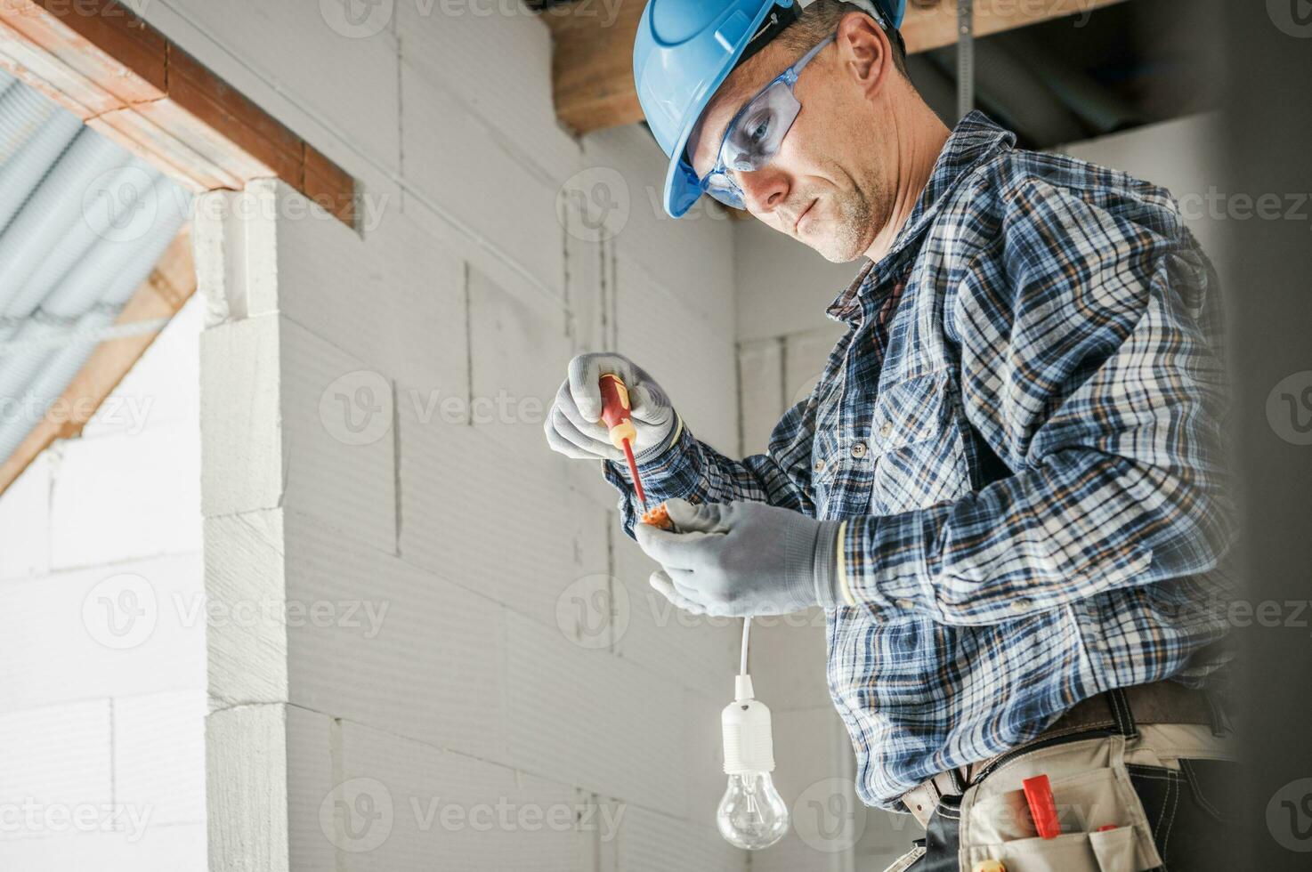 electricista preparando un ligero punto dentro recién construido casa foto