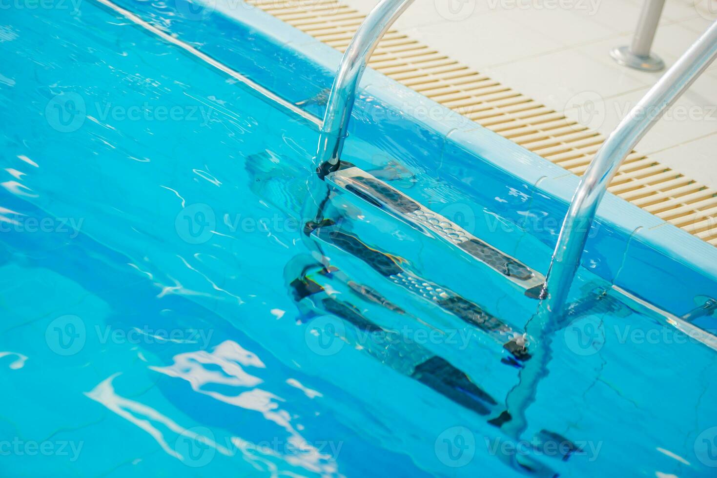 nadando piscina y inoxidable acero piscina escalera. foto