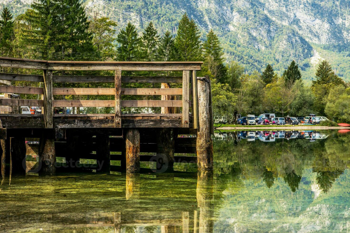 panorámico ver de montañas lago y de madera muelle en Eslovenia. foto