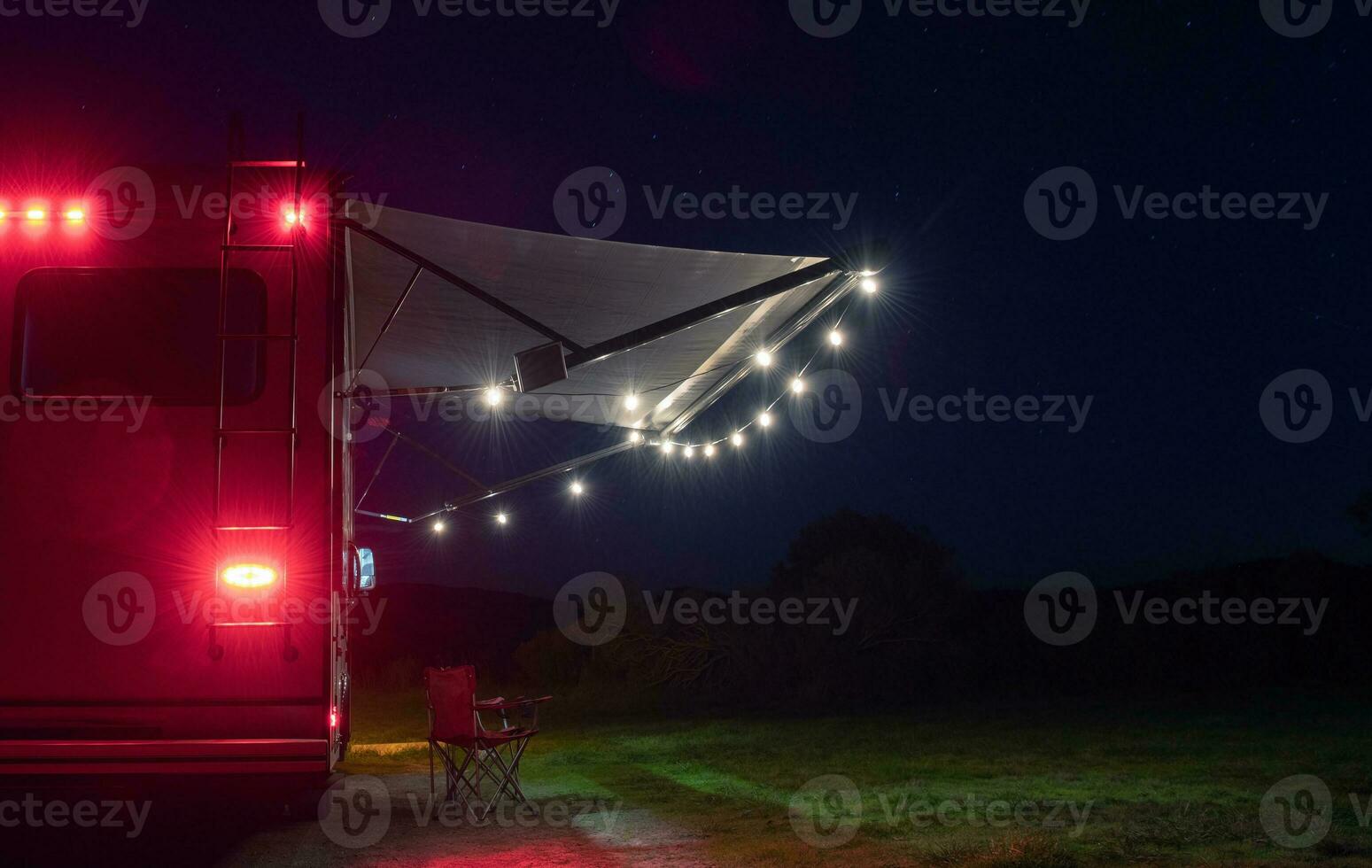 salvaje rv camper camioneta cámping con estrellado cielo foto