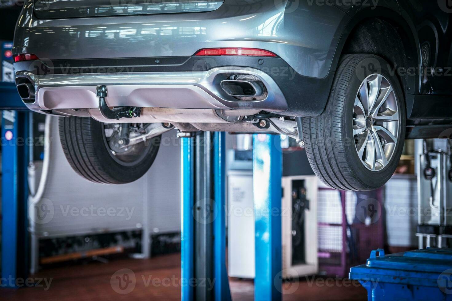 roto coche reparar en un levantar foto