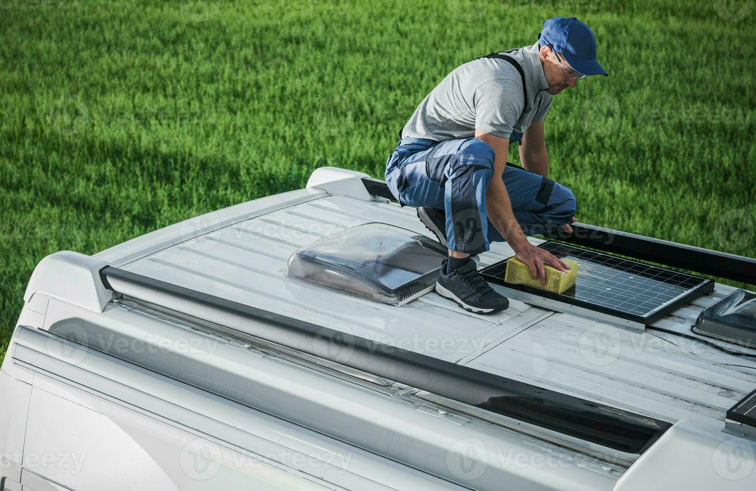 hombres limpieza camper camioneta rv techo instalado solar paneles foto