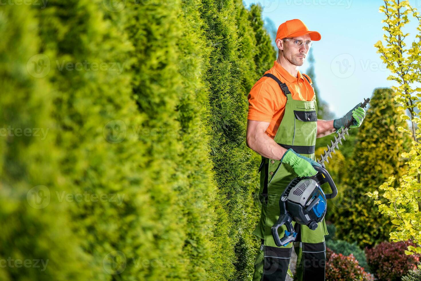 jardinero con cortasetos foto