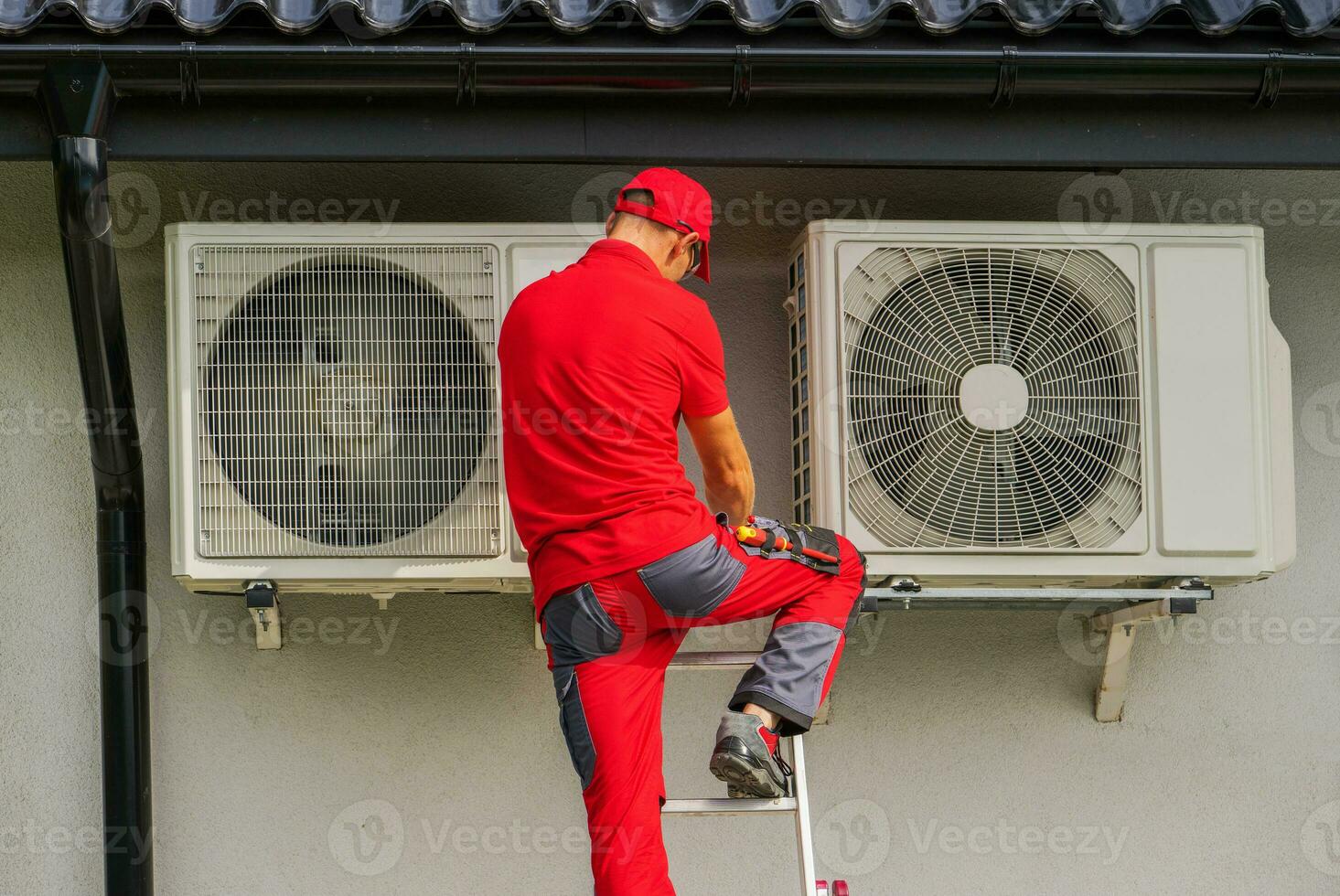 calefacción y enfriamiento técnico ejecutando programado calor bomba unidad Servicio foto