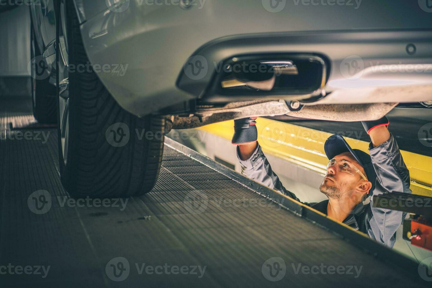 Car Diagnostic Technician photo