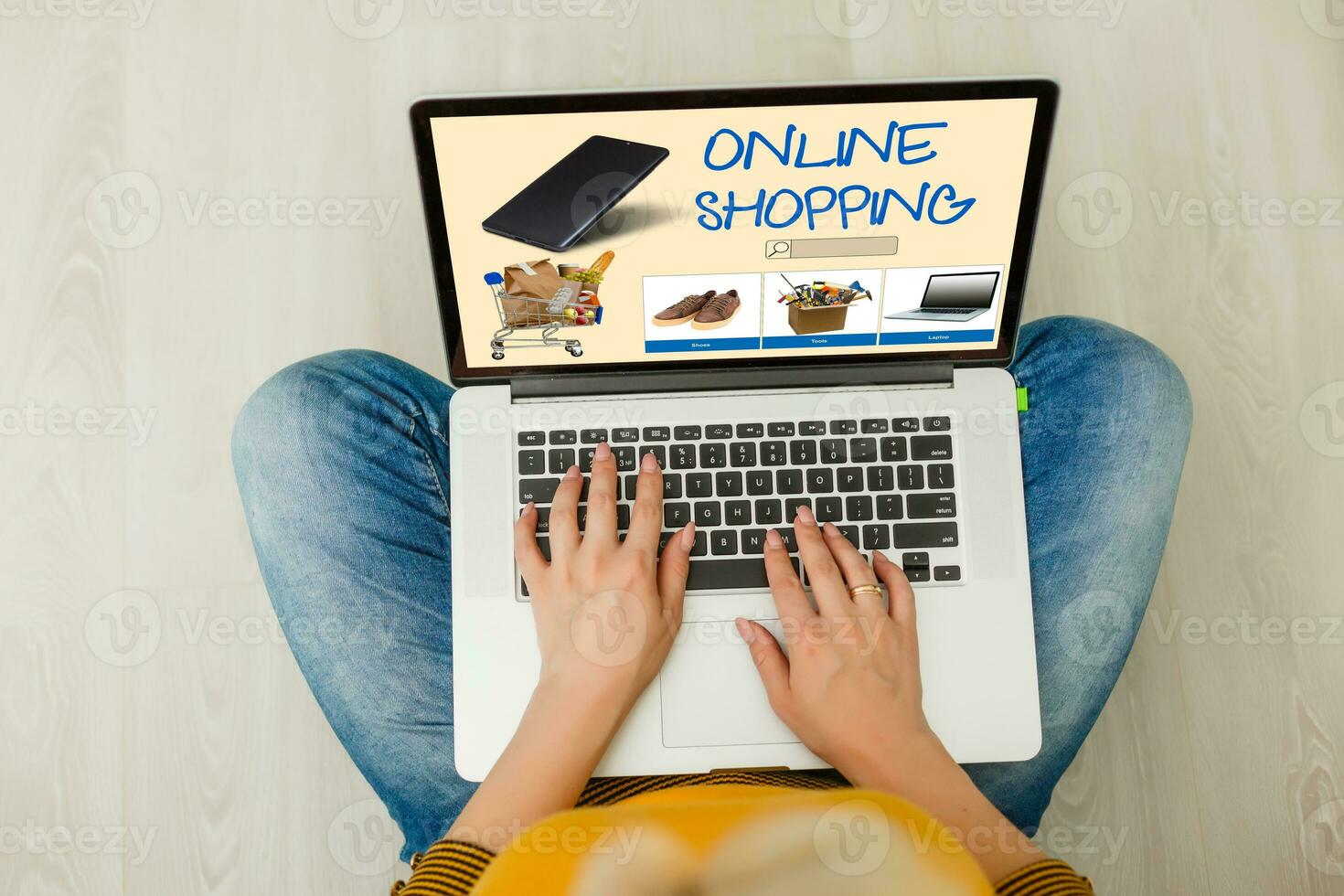 compras, tecnología y Internet concepto joven niña compras con ordenador portátil computadora en un ficticio tienda foto