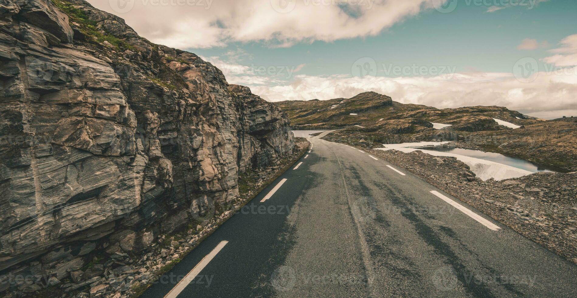 la carretera en rocoso montaña de Noruega. foto