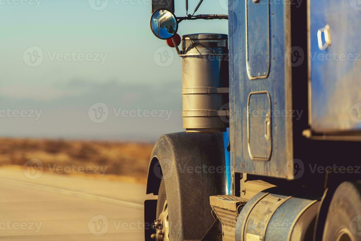 semi camión en el la carretera foto