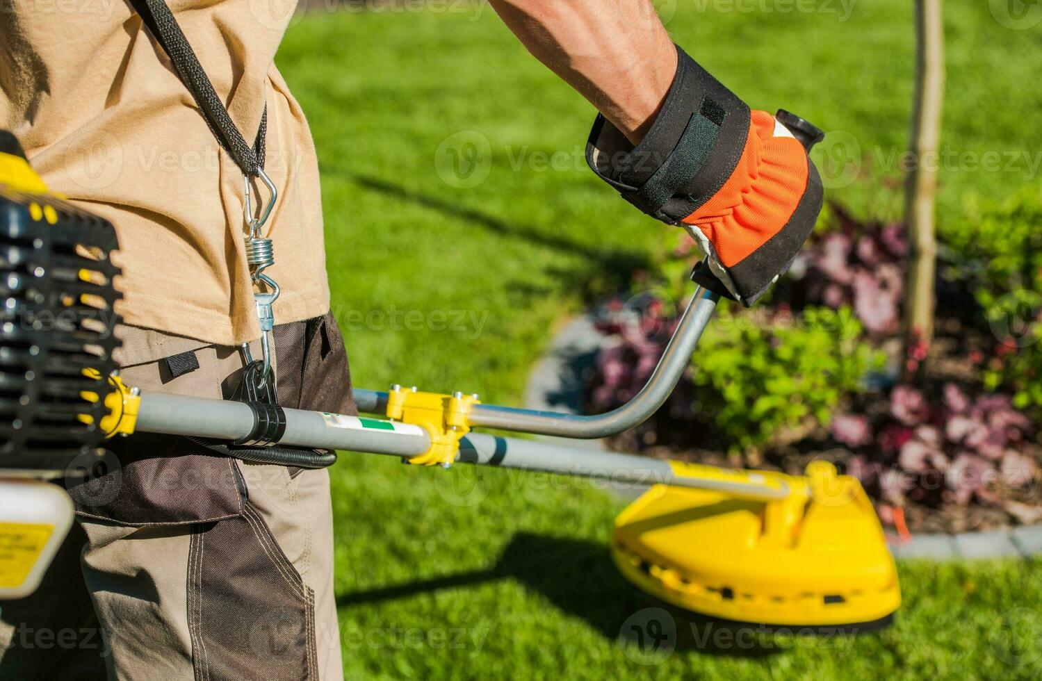 jardinero con cuerda recortadora foto