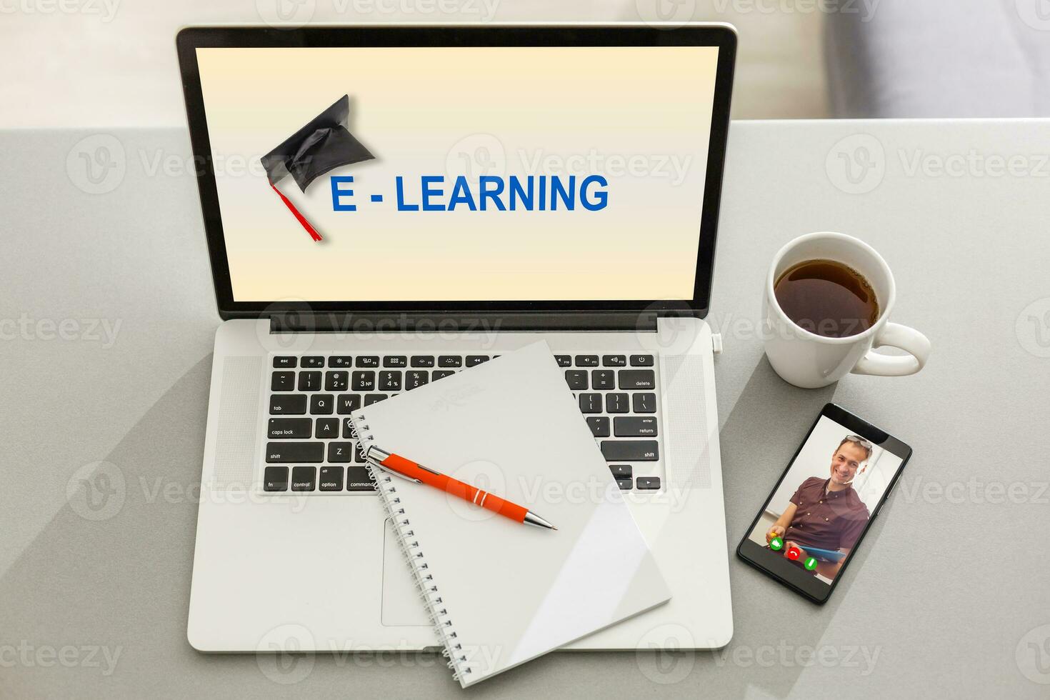 educación tecnología y Internet - estudiante con ordenadores estudiando en línea. el profesor enseña utilizando vídeo vocación en un ordenador portátil foto