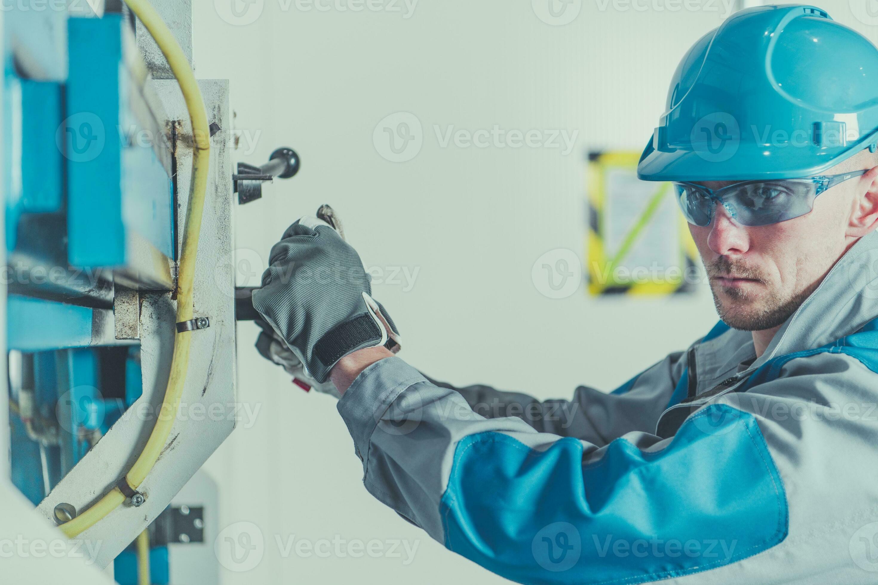 Metalworking Machine Operator 24530455 Stock Photo at Vecteezy