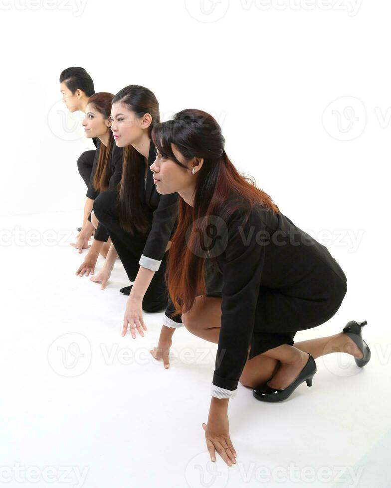 sur este asiático joven chino indio hombre mujer vistiendo formal negocio oficina mercancía en blanco antecedentes actitud expresión foto