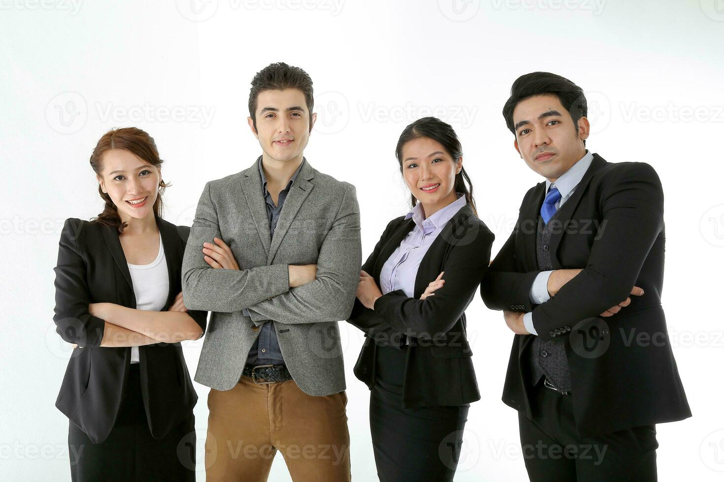 Sureste asiático medio oriental caucásico joven oficina negocio hombre mujer vistiendo traje estar cruzar armado confidente contento éxito expresión en blanco estudio antecedentes foto