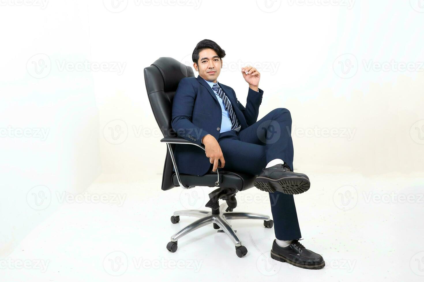 sur este asiático malayo hombre facial expresión sentar en silla sonrisa foto