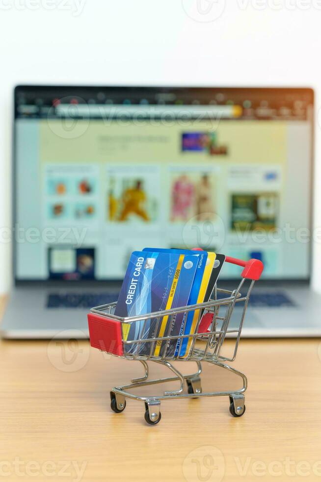 compras carro con crédito carro y ordenador portátil computadora con mercado sitio web. en línea compras, tecnología, comercio electrónico, SEO, buscar motor mejoramiento, publicidad, palabra clave y en línea pago concepto foto