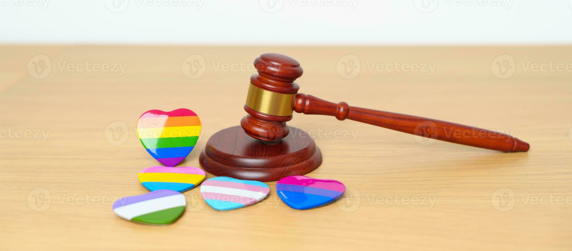 lgbt ley y orgullo mes conceptos. mazo justicia martillo con arco iris vistoso corazón forma para lesbiana, homosexual, bisexual, Transgénero, queer, intersexual, asexual, agénero, no binario, dos espíritu, pansexual foto