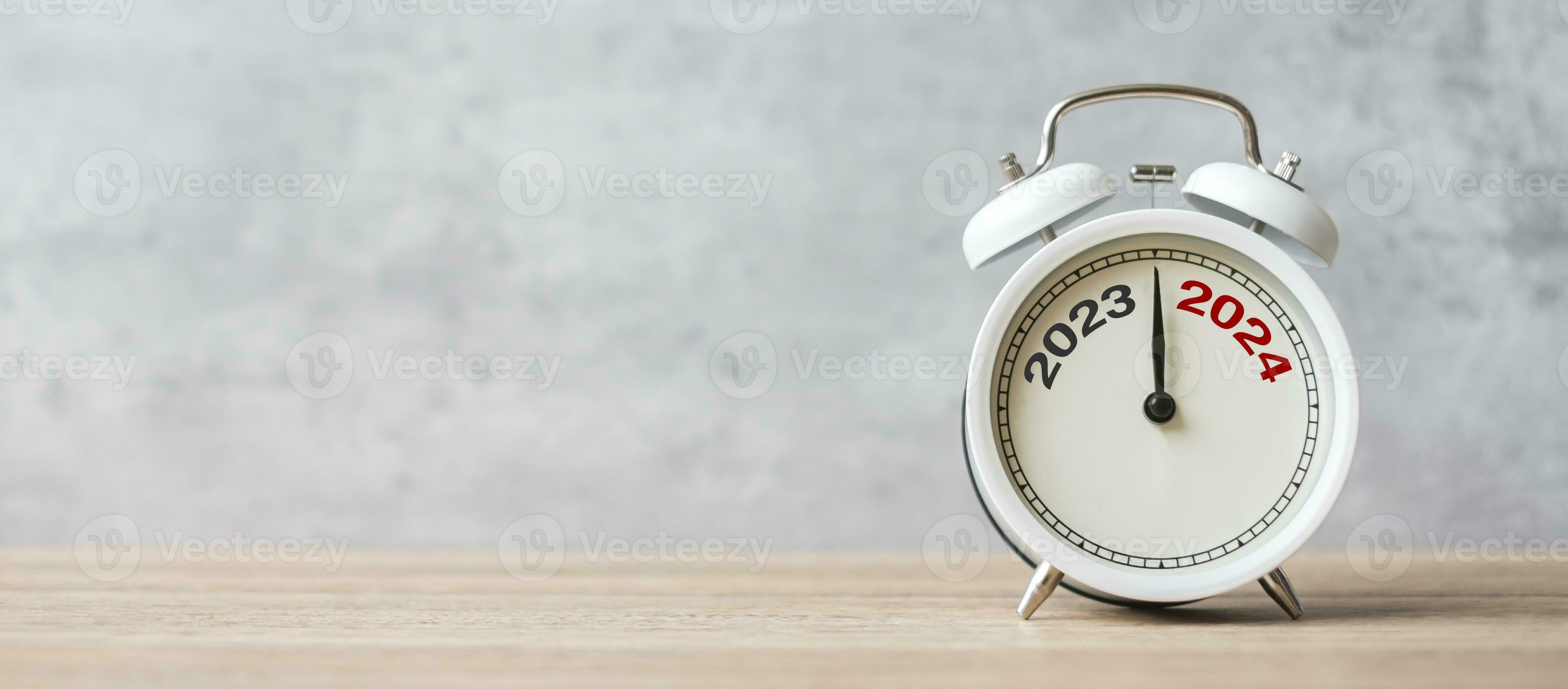 contento nuevo año con Clásico alarma reloj y 2023 cambio a 2024 número