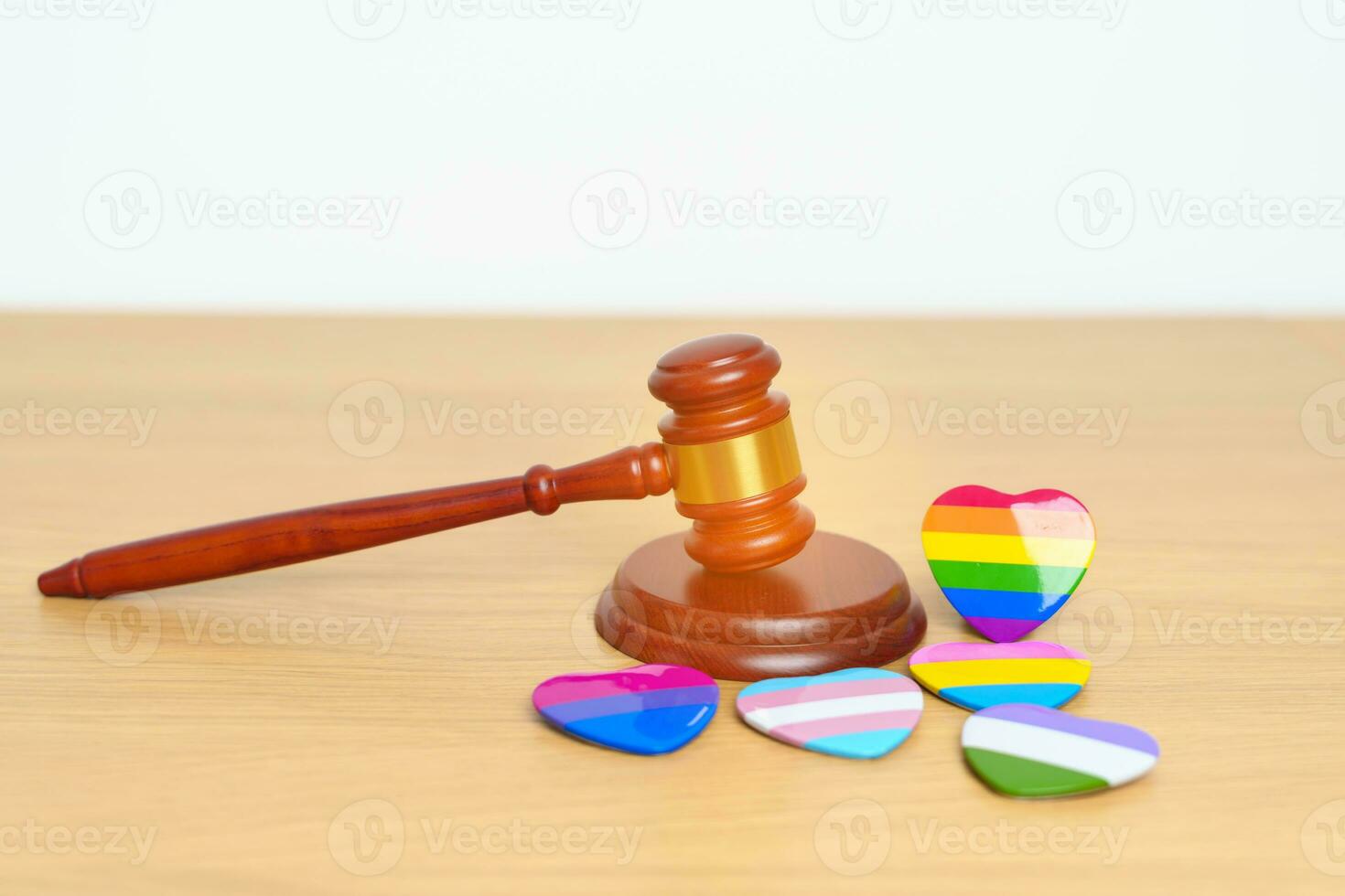 lgbt ley y orgullo mes conceptos. mazo justicia martillo con arco iris vistoso corazón forma para lesbiana, homosexual, bisexual, Transgénero, queer, intersexual, asexual, agénero, no binario, dos espíritu, pansexual foto