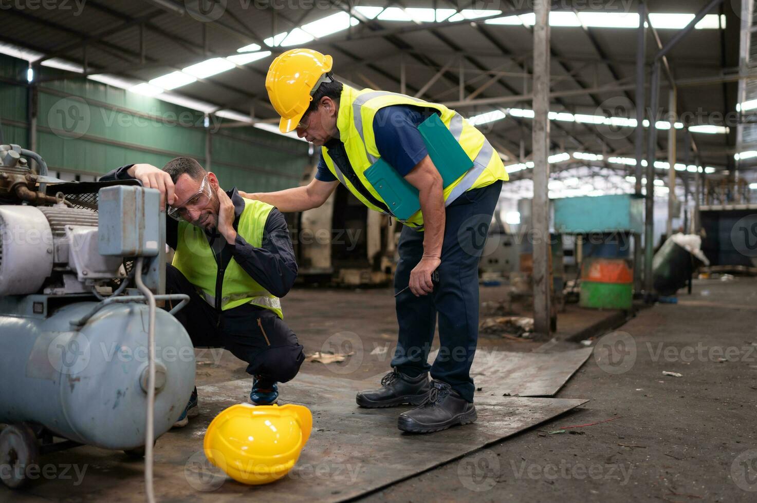 el técnico equipo líder alienta el equipo quien son cansado desde difícil trabajar. en reparando antiguo maquinaria a regreso a normal operación en el de la empresa antiguo maquinaria almacén foto