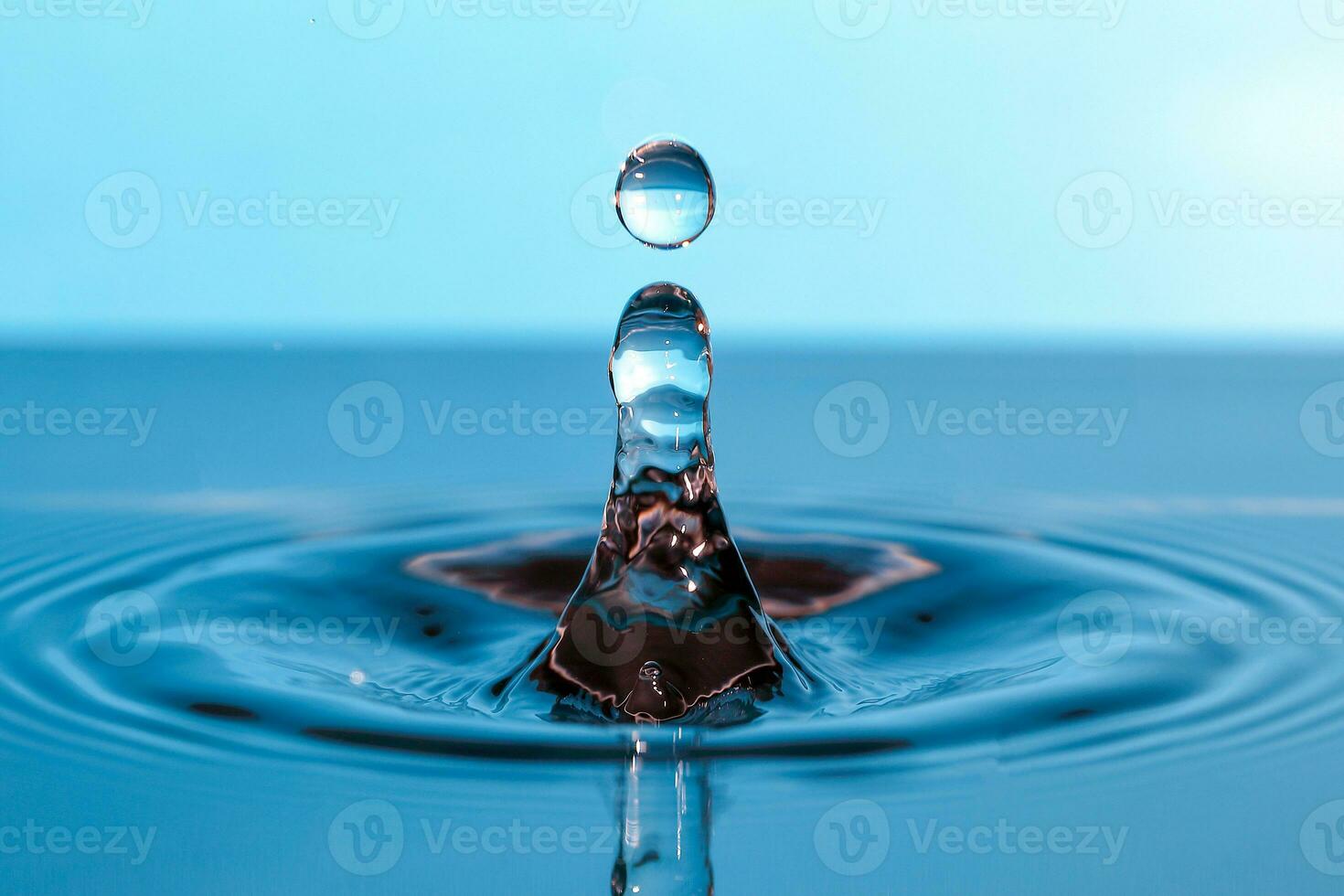 Water droplet drop splash collision dripping pillar reflection refraction photo