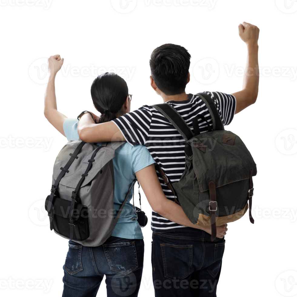 viajeros Pareja con el mochila en éxito actitud con elevado brazos en el parte superior y disfrutar el belleza de paisaje png