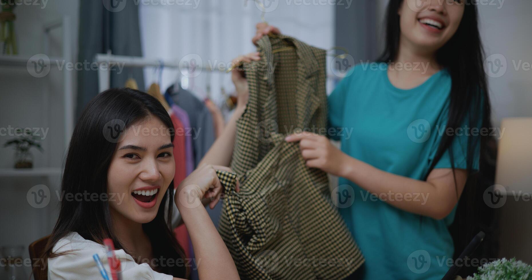 joven hermosa asiático mujer En Vivo transmisión a ropa tienda foto