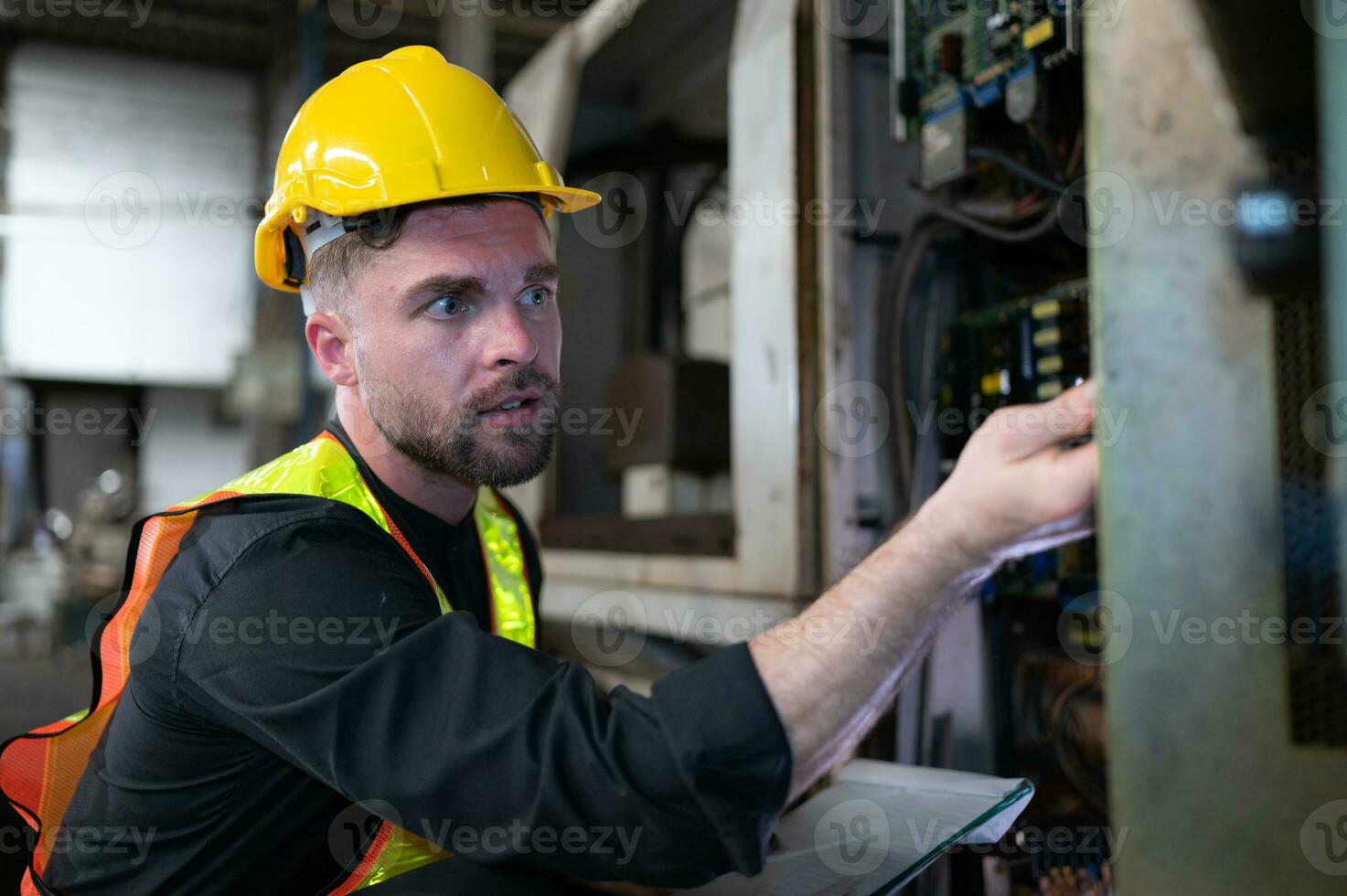 el ingeniero inspecciona el eléctrico sistema y refacción el mecánico sistema en el máquina controlar gabinete. en orden para el máquina a regreso a normal operación foto