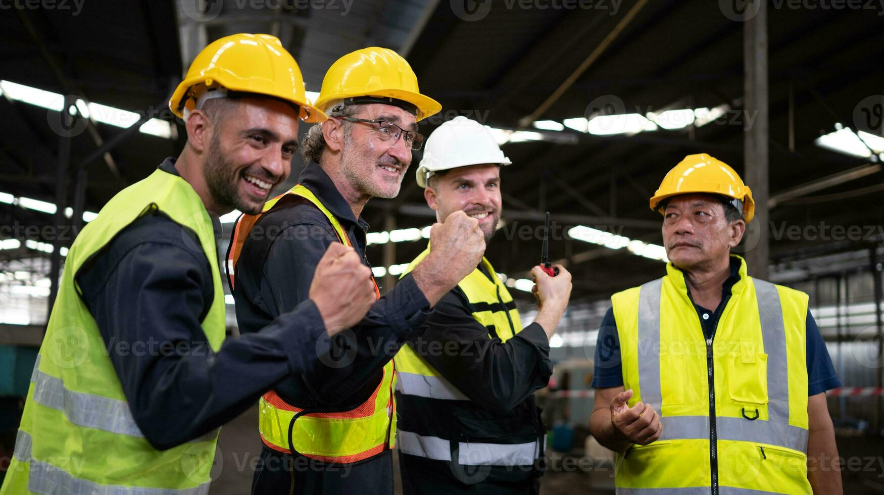 ingenieros y técnicos debe unirse efectivo cuando ellos querer a realizar grande tareas. uniendo juntos a ayuda cada otro hacer genial cosas suceder. foto