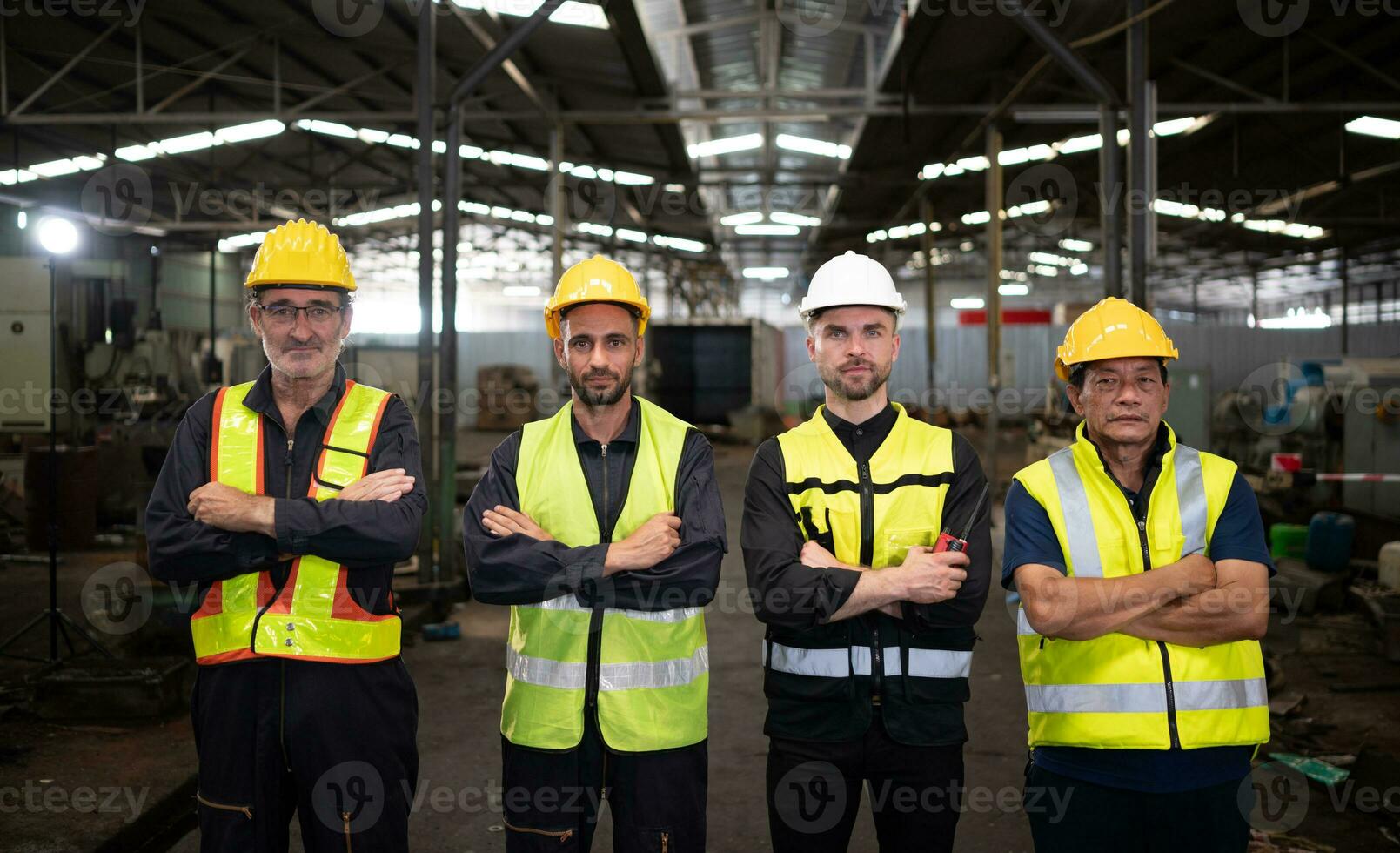 retrato de equipo de ingenieros y técnicos ese es Listo para reparando antiguo maquinaria a regreso a normal operación en el de la empresa antiguo maquinaria almacén foto