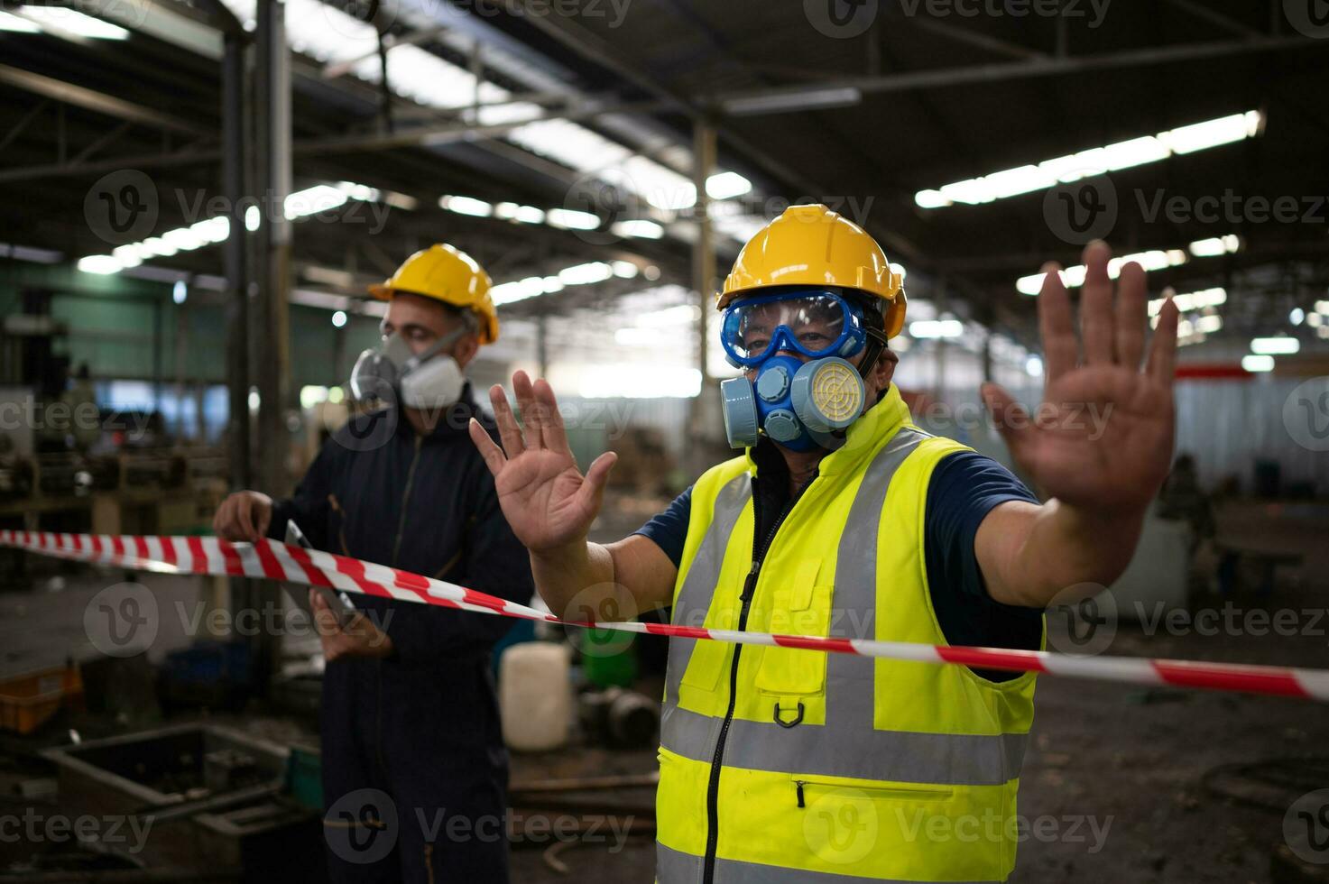 restringido área, funcionarios emplear blanco y rojo rayas a bloquear el zona dónde un químico fuga es ocurriendo a evitar individuos desde viniendo dentro contacto con potencialmente peligroso quimicos, foto