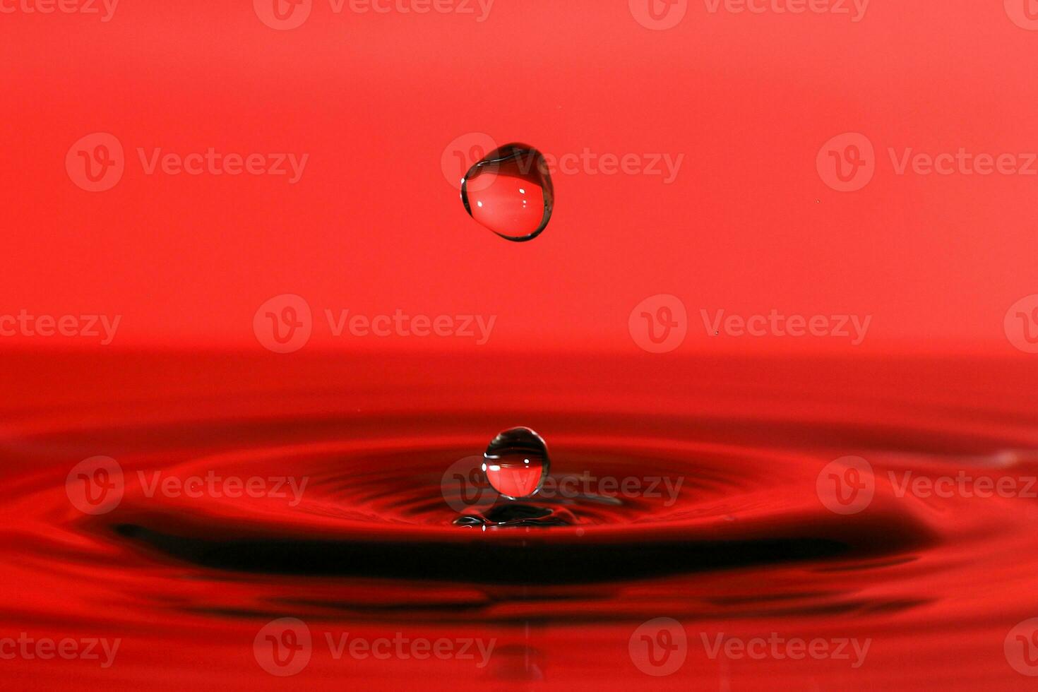 Water droplet drop splash collision dripping pillar reflection refraction photo