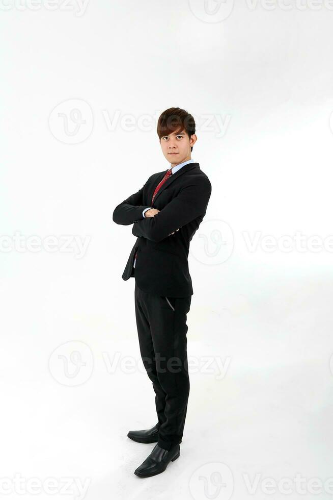 joven inteligente hermoso asiático hombre negocio oficina vistiendo traje Corbata en blanco antecedentes estar lado manos doblada Mira a cámara foto