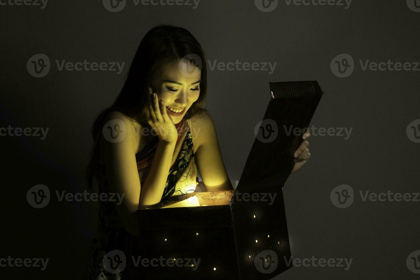 asiático mujer apertura místico libro caja mágico ligero oscuro antecedentes foto