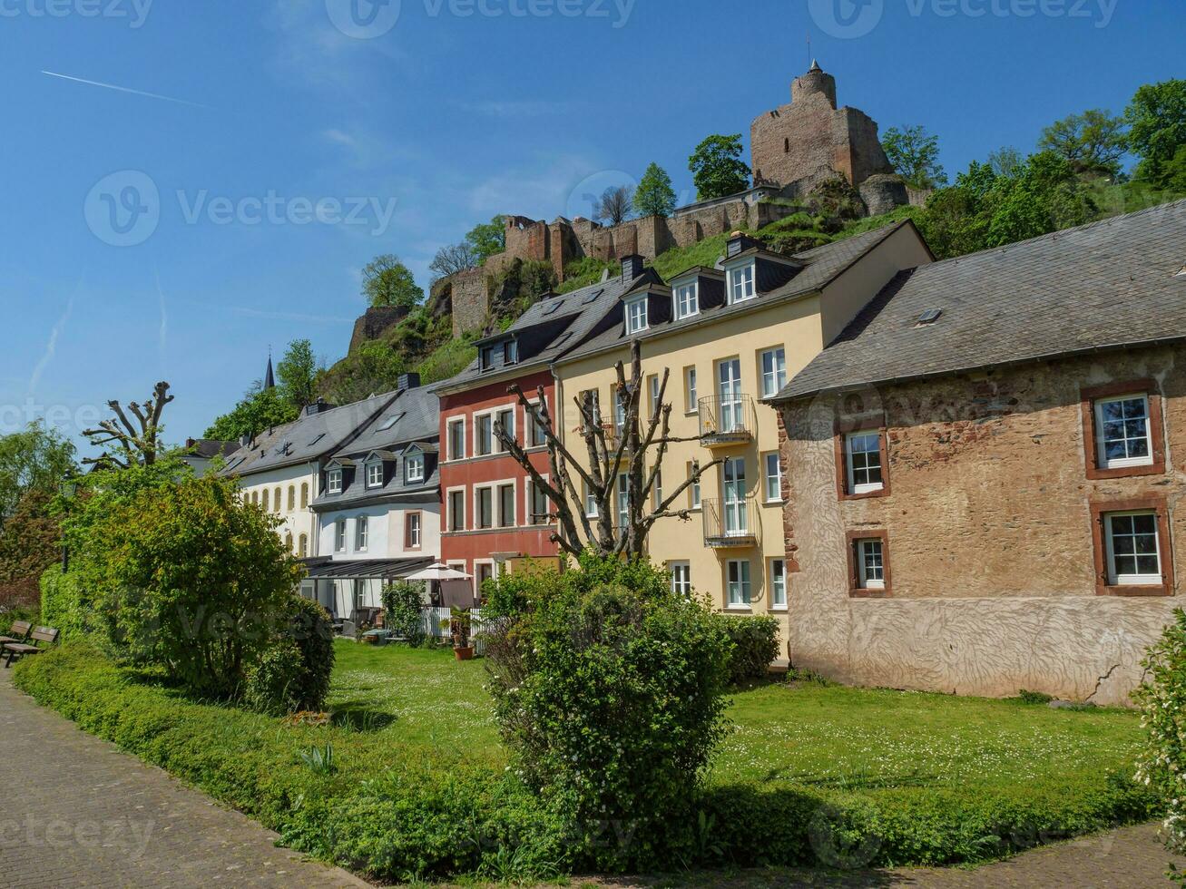 el pequeño ciudad de saarburg a el Sarre río en Alemania foto