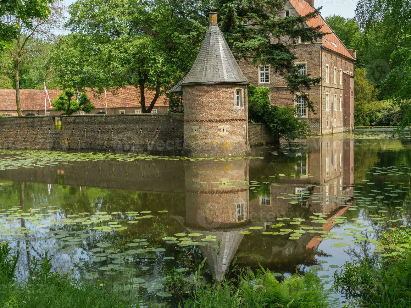 the castle of Wellbergen in Westphalia photo