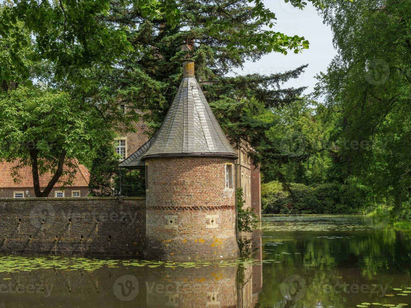 the castle of Wellbergen in Westphalia photo